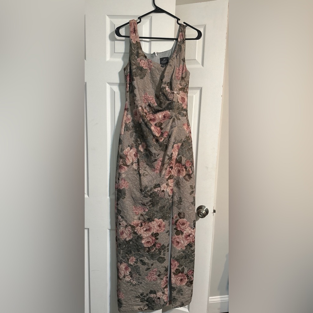 Adrianna Papell Metallic Floral Jacquard Gown Size 4